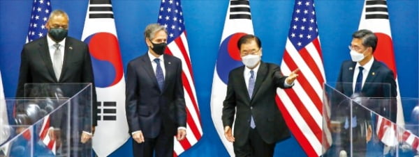 韓国の鄭義溶（チョン・ウィヨン）外交部長官（左から３人目）が１８日、ソウル都染洞（ドリョムドン）外交部庁舎で外交・国防長官（２プラス２）会議を終わらせた後、記者会見のためにトニー・ブリンケン国務長官（左から２人目）とロイド・オースティン国防長官に配置を案内している。右は徐旭（ソ・ウク）国防部長官。［写真　共同取材団］