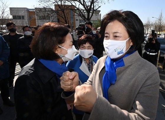 韓国与党「共に民主党」朴映宣（パク・ヨンソン）ソウル市長候補が２２日午前、ソウル広津区（クァンジング）のあるマンション正門前で支持者とフィスト・バンプで挨拶を交わしている。オ・ジョンテク記者