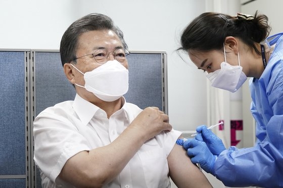 文在寅大統領が２３日午前にソウル鍾路区保健所でアストラゼネカの新型コロナウイルスワクチンを接種している。［写真　青瓦台写真記者団］