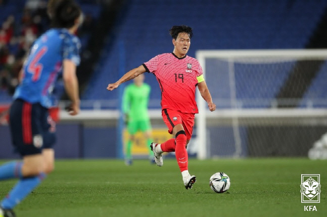 ２５日、横浜の日産スタジアムで行われたサッカー代表の韓日戦でパスを出す韓国代表の金英権（キム・ヨングォン）。