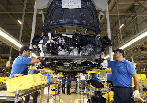 ブラジル・サンパウロ州の現代自動車ブラジル工場の従業員が南米市場向け戦略モデル「ＨＢ２０」を組み立てている。［写真　現代自動車グループ］