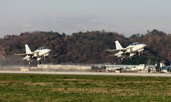 韓国航空宇宙産業（ＫＡＩ）は２０１７年７月４日、フィリピンと契約した軽攻撃機ＦＡ－５０ＰＨを１２機引き渡した。写真はＦＡ－５０ＰＨが離陸する様子。［写真　ＫＡＩ］