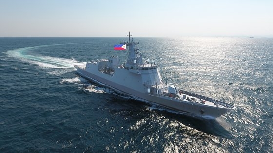 昨年５月１８日、現代重工業が建造したフィリピンの最新鋭護衛艦１番艦のホセ・リサール（Ｊｏｓｅ　Ｒｉｚａｌ）号がマスクなどの防疫物品を載せてフィリピンに出港した。［写真　現代重工業］