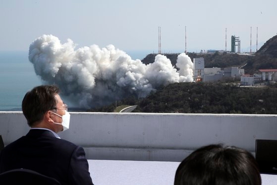 韓国の文在寅（ムン・ジェイン）大統領が２５日、全羅南道高興（チョルラナムド・コフン）の羅老（ナロ）宇宙センターで韓国型発射体「ヌリ号」第１段総合燃焼試験を参観している。［写真　青瓦台写真記者団］