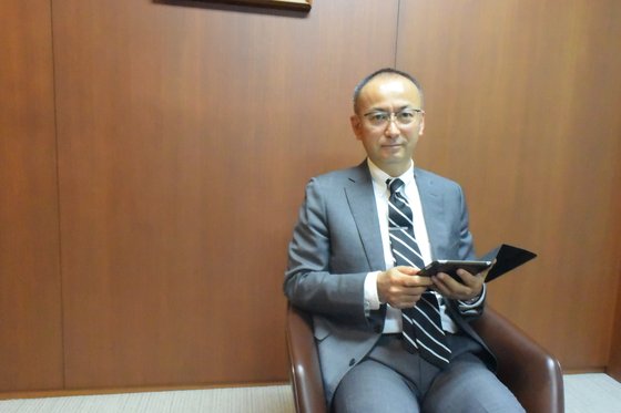 今月２６日、週刊文春の新谷学編集局長が中央日報のインタビューに応じている。ユン・ソルヨン特派員