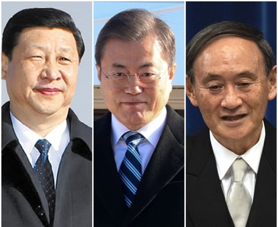 中韓日の首脳。左から中国の習近平国家主席、韓国の文在寅（ムン・ジェイン）大統領、菅義偉首相。中央フォト