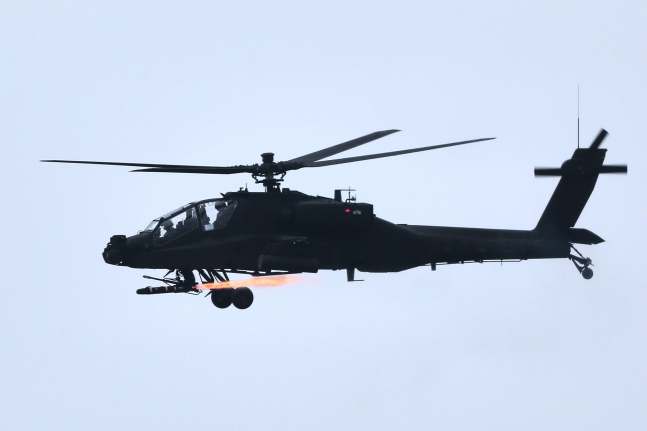 韓国軍が米国から導入して実戦配備したアパッチガーディアン（ＡＨ－６４Ｅ）攻撃ヘリコプター　［写真　陸軍］