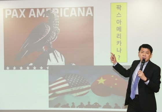 韓国国立外交院の金峻亨（キム・ジュンヒョン）院長が新刊著書で韓米同盟をガスライティングにたとえた。写真は昨年１１月９日、市民団体の招待で「米国大統領選挙結果の分析および韓米関係の展望」について講演する金院長の様子。［中央フォト］