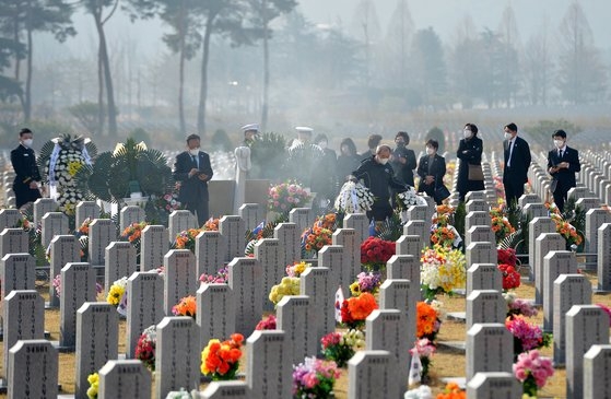 第６回西海守護の日であり、天安艦沈没１１周忌の先月２６日、国立大田顕忠院天安艦４６勇士の墓地を訪れた遺族と将兵が故人を追慕している。　キム・ソンテ・フリーランス記者　