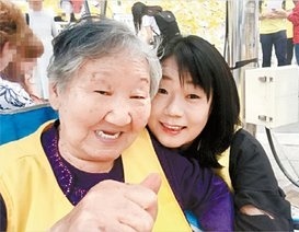 旧日本軍慰安婦被害者の吉元玉（キル・ウォノク）さん（９２）と対話する尹美香（ユン・ミヒャン）元挺対協常任代表。［写真　尹美香氏のフェイスブック　キャプチャー］