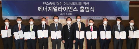 ２０５０年カーボンニュートラルイニシアチブ実現に向けたエネルギーアライアンス発足式が６日にソウル市内のホテルで開かれた。初代議長にはＳＫ　Ｅ＆Ｓの兪柾準副会長を選任した。産業通商資源部の成允模長官（左から６人目）をはじめとする出席者が業務協約書に署名した後記念撮影をしている。キム・サンソン記者