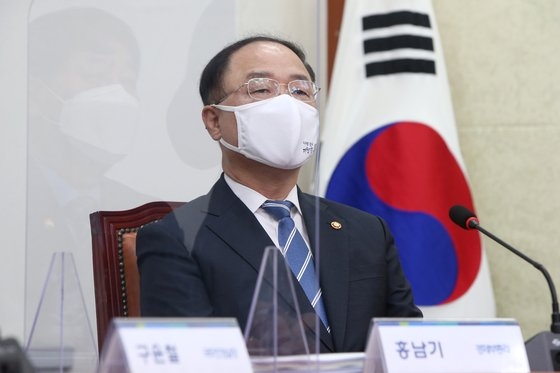韓国の洪楠基（ホン・ナムギ）副首相兼企画財政部長官