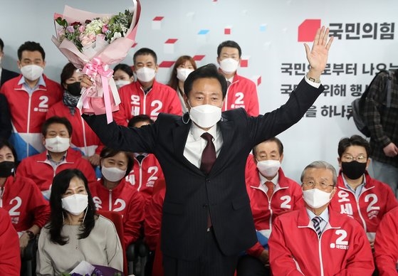 国民の力のソウル市長候補・呉世勲氏が８日明け方、ソウル汝矣島（ヨイド）の国民の力中央党事務所に用意された開票状況室で当選が確実になると両手をあげて歓呼している。オ・ジョンテク記者