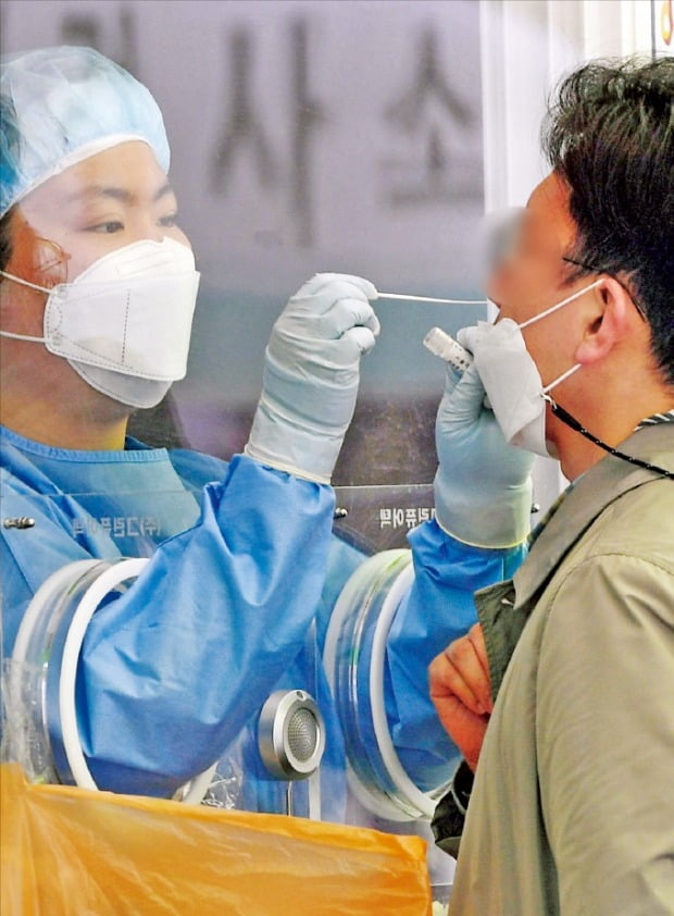新型コロナ新規感染者数が６日に６６８人に急増するなど感染が拡大している。７日、ソウル駅臨時選別検査所で市民がコロナ検査を受けている。　キム・ボムジュン