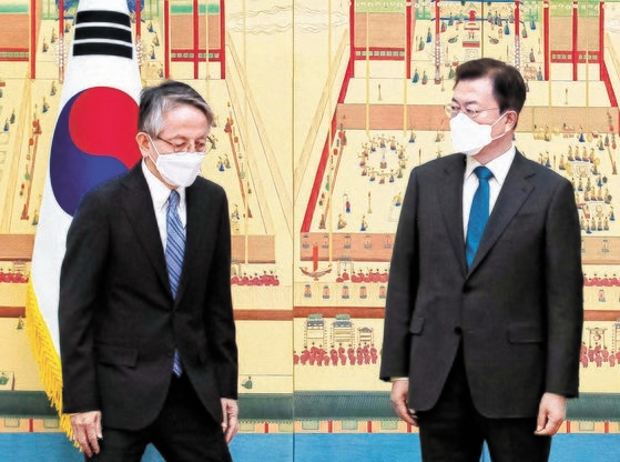韓国の文在寅（ムン・ジェイン）大統領が１４日午前、青瓦台（チョンワデ、大統領府）本館で開かれた駐韓国大使信任状捧呈式で、相星孝一日本大使と挨拶している。文大統領はこの日、相星大使に日本の福島原発汚染水海洋放出決定に関連し、「地理的に最も近くて海を共有している韓国の懸念が非常に大きい」とし「韓国政府と国民のこのような懸念を本国にしっかり伝えてほしい」と話した。［写真　青瓦台写真記者団］
