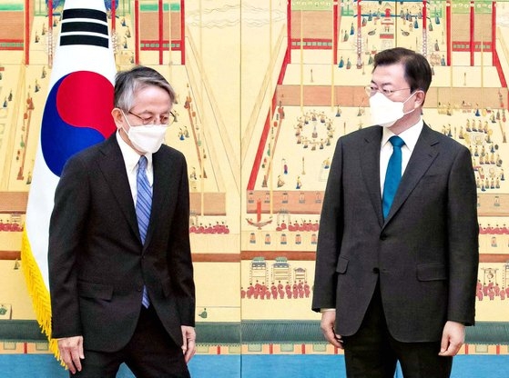 １４日の駐韓大使信任状捧呈式の後、文在寅大統領は相星孝一日本大使に「日本の原発汚染水海洋放流決定に対し、地理的に最も近く海を共有した韓国の懸念が非常に強い」と話した。　青瓦台写真記者団