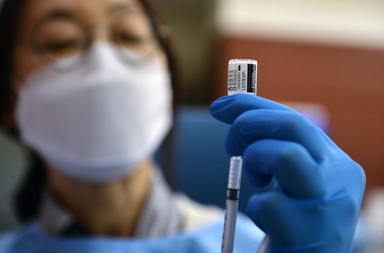 新型コロナウイルス感染拡大を受け１５日に大田の新型コロナワクチン予防接種センターで医療陣が高齢者に接種するファイザー製ワクチンを慎重に準備している。フリーランサー、キム・ソンテ