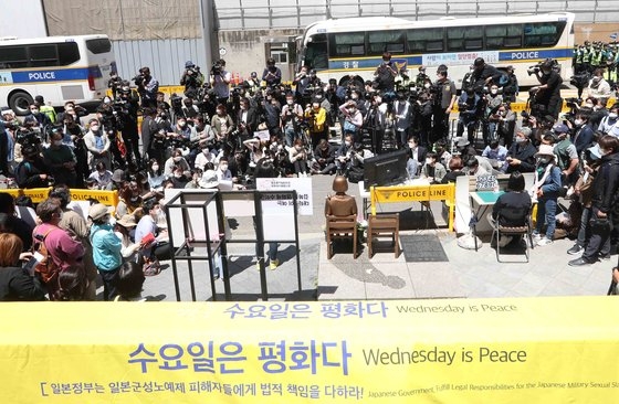 昨年５月、ソウル鍾路区（チョンノグ）旧日本大使館前で旧日本軍慰安婦問題解決を求める水曜デモが開かれている。キム・サンソン記者