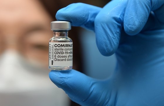 新型コロナウイルス感染症（新型肺炎）拡大で非常事態に陥った１５日、大田中区（テジョン・チュング）の新型コロナワクチン予防接種センターで医療スタッフが高齢者に接種するファイザーワクチンを準備している。キム・ソンテ記者
