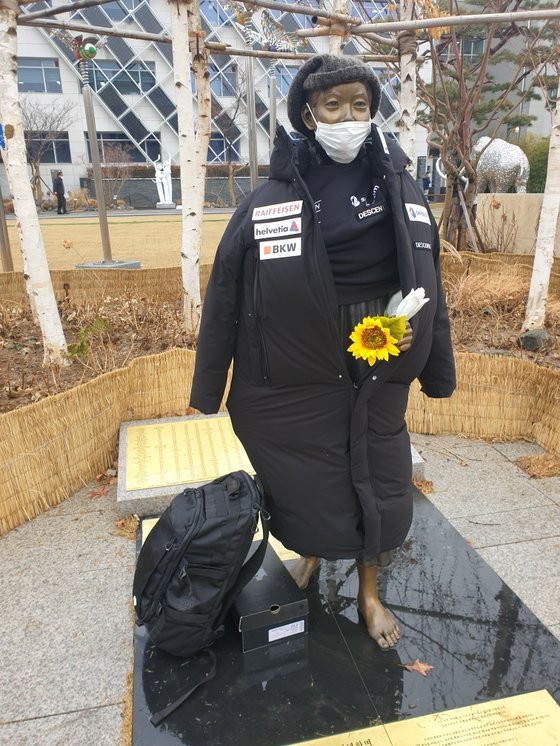 １月、ソウル江東区庁前の平和の少女像に日本製ダウンコートが着せられている。［写真　江東区平和の少女像保存市民委員会］