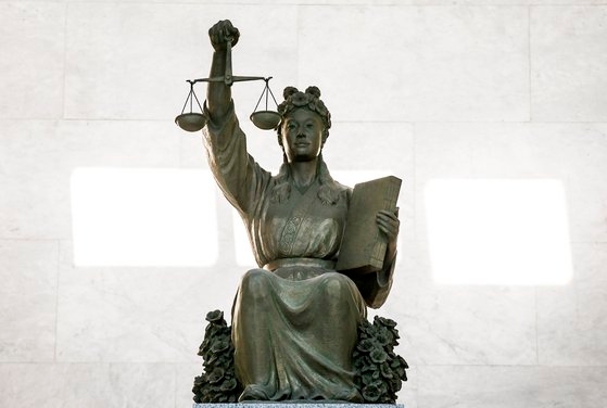 大法院（最高裁）の正義の女神像　ソウル瑞草洞（ソチョドン）　キム・ソンリョン記者
