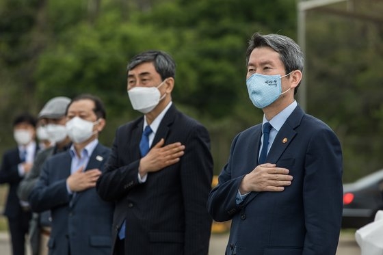 統一部の李仁栄長官と民族和解協力汎国民協議会の李鍾杰代表常任議長が２７日午前に京畿道坡州の南北出入事務所で開かれた４・２７板門店宣言３周年記念行事で国民儀礼をしている。［写真　共同取材団］