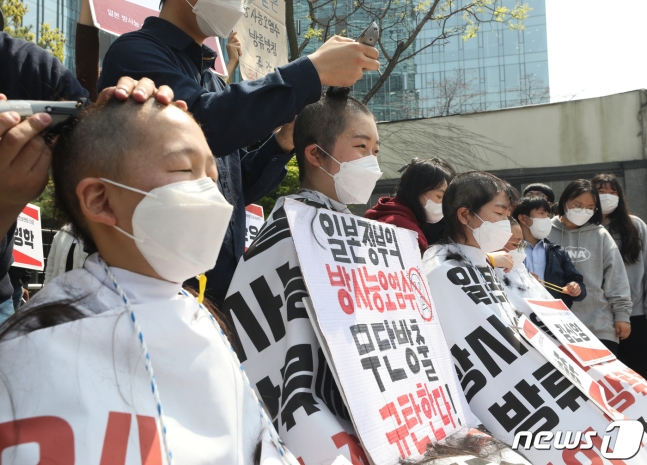 写真 連行された大学生の集団断髪式 Joongang Ilbo 中央日報