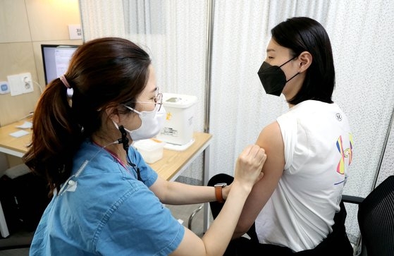 ２９日、ソウル国立中央医療院で新型肺炎ワクチンを接種しているバレーボール国家代表のキム・ヨンギョン。［写真　大韓体育会］
