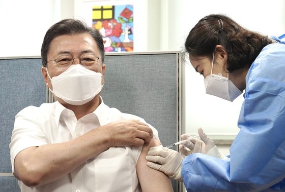 文在寅大統領が３０日午前、ソウル鍾路区（チョンノグ）保健所で、２回目となるアストラゼネカのワクチン接種をしている。