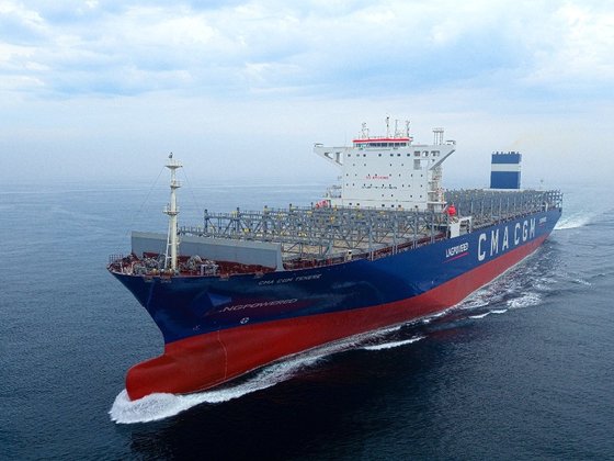 昨年現代三湖重工業が建造した世界初の超大型ＬＮＧ推進コンテナ船。［写真　現代重工業グループ］