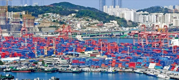 ＜幾重にも貯まる輸出貨物…これほどの大乱はなかった＞「第２次海運貨物大乱」が本格化し、韓国最大の貿易港である釜山港が深刻な物流停滞現象に陥っている。先月３０日、釜山北港ヤードには空いたスペースが見つからないほどコンテナがぎっしりと積まれている。シン・ギョンフン記者