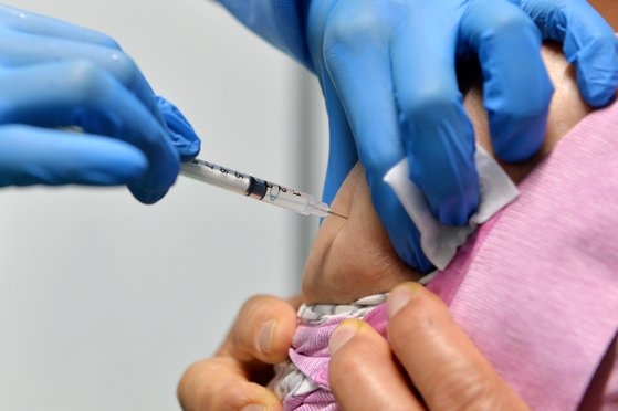 大田中区（テジョン・チュング）の新型肺炎ワクチン予防接種センターで医療スタッフが高齢者にファイザー製ワクチンを慎重に接種している。フリーランサーのキム・ソンテ