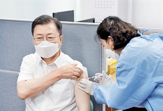 アストラゼネカのワクチン備蓄量が２週後に底をつく見込みであり、懸念が現実になっている。写真は先月３０日に２回目の接種をした文在寅（ムン・ジェイン）大統領　［青瓦台写真記者団］