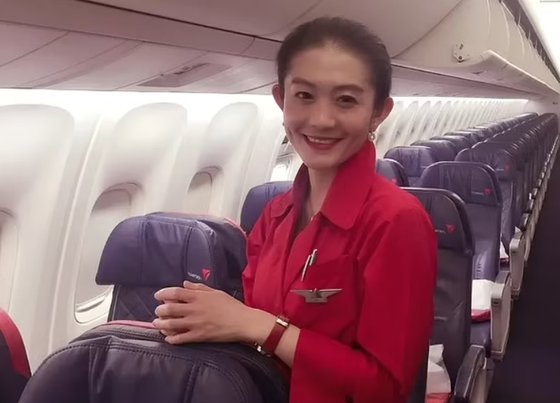 中国人通訳者のシェリー・ワンのデルタ航空乗務員時期の様子。［写真　微博］