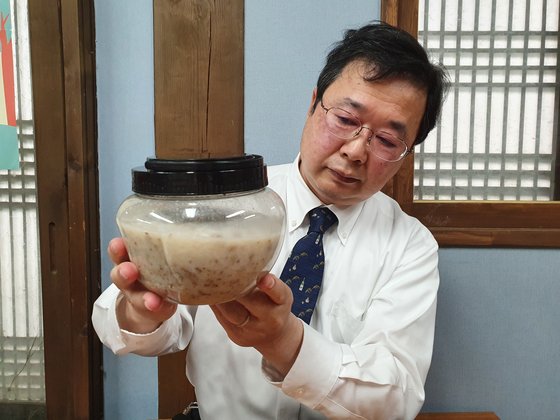 中條氏が自ら作ったドンドン酒を点検している。チョン・スジン記者