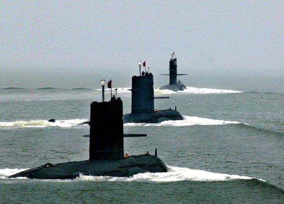 ２００５年８月１日、中国東海艦隊の潜水艦が中国軍創設７８周年記念行事の一環として、東シナ海で実施された軍事訓練に参加している。　［写真　中央フォト］