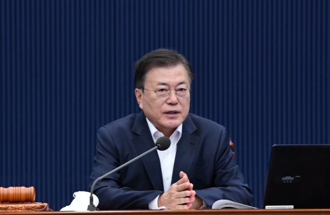 韓国の文在寅（ムン・ジェイン）大統領が１１日午前、青瓦台（チョンワデ、大統領府）与民館（執務室）で第２０回国務会議を主宰している。［写真　青瓦台写真記者団］