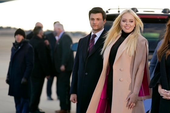 ドナルド・トランプ米国前大統領の末娘、ティファニー・トランプさん（右）。［写真　ＡＰ通信］