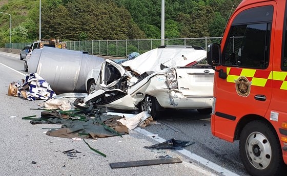 貨物車から鉄の塊がｓｕｖに落下 ９歳女児が死亡 韓国 Joongang Ilbo 中央日報