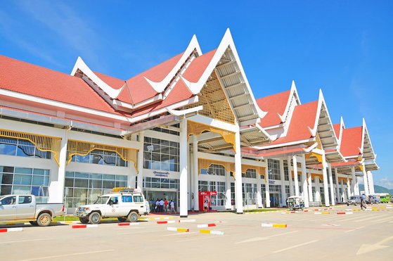 ラオスのルアンプラバン空港。新型コロナ事態前の２０１９年には約４０万人の韓国人がラオスを訪問した。　［写真　韓国空港公社］