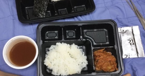 韓国軍の粗末な給食を告発する写真 ［写真＝フェイスブックページ「陸軍訓練所の代わりにお伝えします」」
