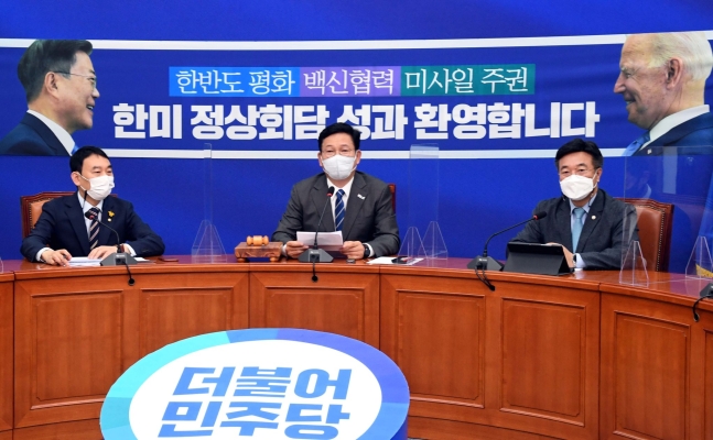 ２４日、韓国国会で開かれた与党「共に民主党」最高委員会議で、宋永吉（ソン・ヨンギル）代表が発言している。オ・ジョンテク記者