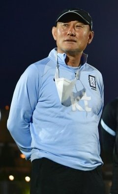 サッカー韓国五輪代表チームの金鶴範（キム・ハクボム）監督