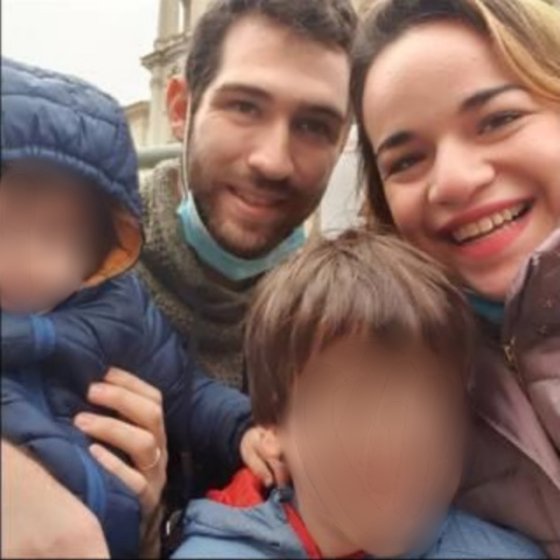 ２３日、イタリアで落下したケーブルカーに乗っていたイスラエル人の家族。５歳の息子だけが生存した。　［ツイッター　キャプチャー］