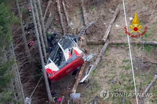 落下したロープウェーのゴンドラ　［写真ＡＦＰ＝聯合ニュース］