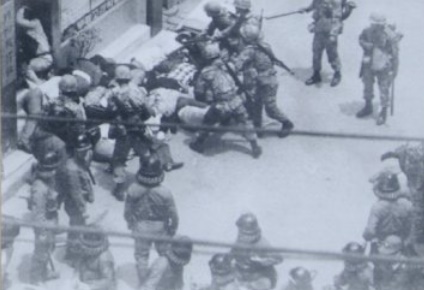 １９８０年５月、光州民主化運動当時、錦南路（クムナムノ）でデモに加わった学生たちを連行する戒厳軍［写真　韓国国家記録院］
