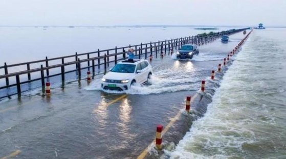 今月２４日の中国江西省九江市の様子。大雨で湖の水位が上昇し、道路まで水があふれている。［中国新聞網キャプチャー］