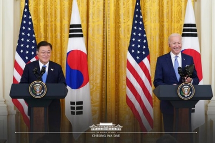 文在寅大統領とバイデン米大統領が２１日の韓米首脳会談直後にホワイトハウスで共同記者会見をしている。［青瓦台フェイスブック　キャプチャー］