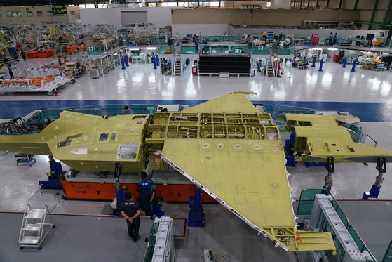 昨年９月、最終組み立てに着手する当時の韓国型戦闘機「ＫＦ－２１」の試製１号機。［写真　韓国防衛事業庁］