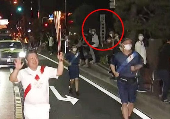 聖火リレー走者が竹島資料室の前を通過する場面。［写真　徐ギョン徳教授］